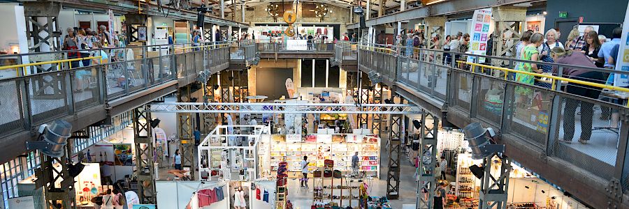 Fachmesse bei den Weltladen-Fachtage 2019. Blick von der Galerie in die Messehalle.