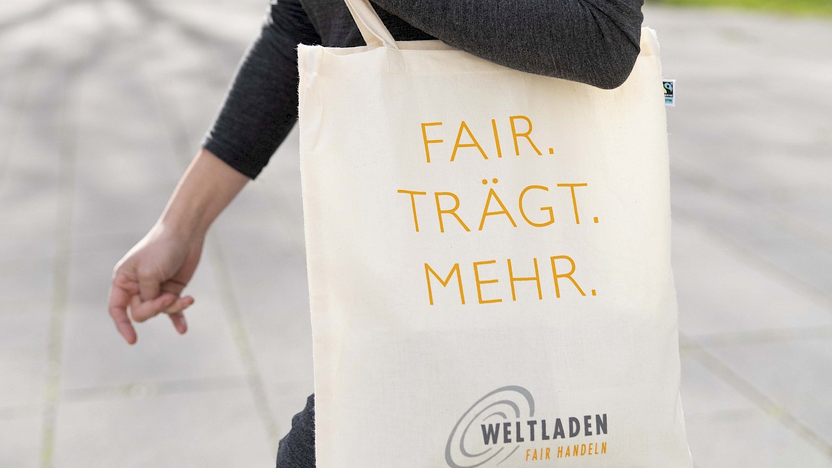 Frau mit Weltladen-Einkaufstasche