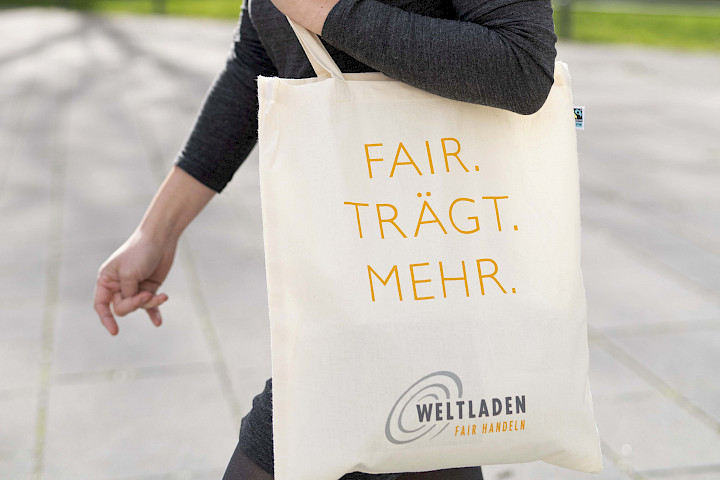 Frau mit Weltladen-Einkaufstasche