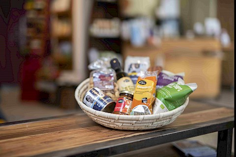 Präsenzkorb mit fair gehandelten Produkten