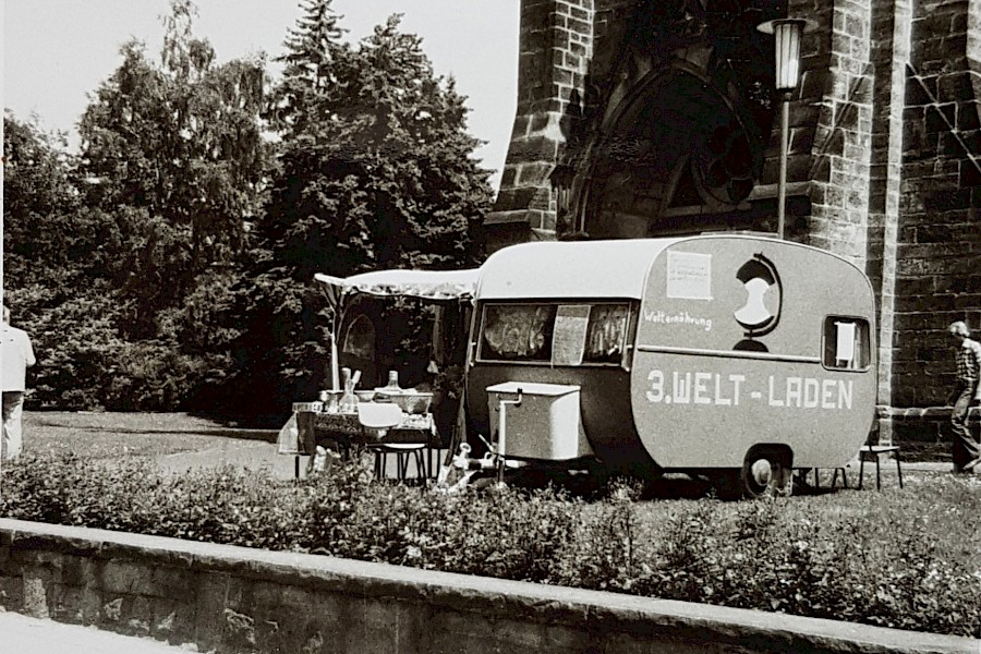 3. Welt Laden in einem Wohnwagen