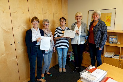 Unterschriften-Übergabe "Menschen- und Arbeitsrechte weltweit schützen!" des Weltladen Wittstock an MdB Dagmar Ziegler
